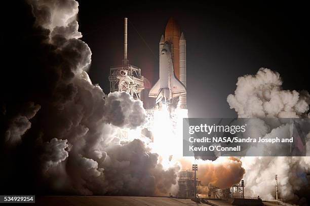 space shuttle discovery lifting off - cape canaveral stock pictures, royalty-free photos & images