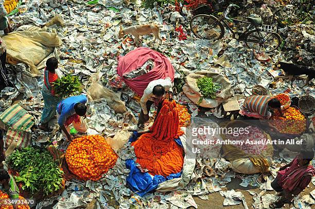 India, Kolkota, Mullik Ghat flower market, street selling