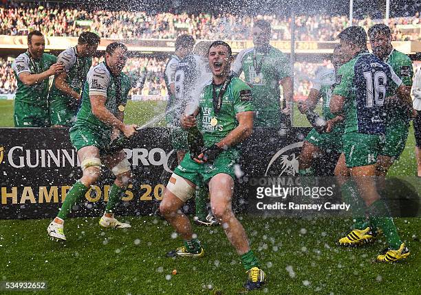 Edinburgh , United Kingdom - 28 May 2016; Connacht's Robbie Henshaw, centre, celebrates with team-mates following his side's victory in the Guinness...