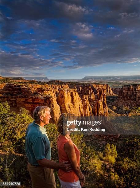 middle-aged couple at colorado national monument - colorado national monument stockfoto's en -beelden