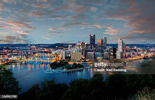 pittsburgh skyline at dusk - pennsylvania stock pictures, royalty-free photos & images