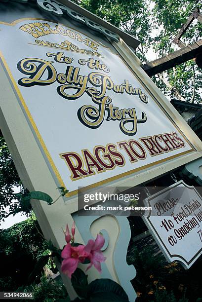 Dollywood Amusement Park Sign
