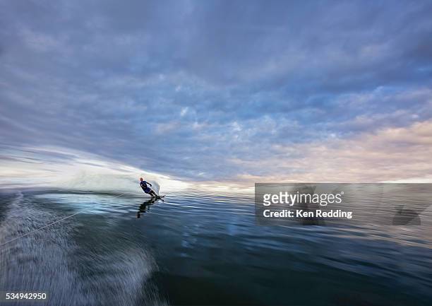 water skier - waterskiing - fotografias e filmes do acervo