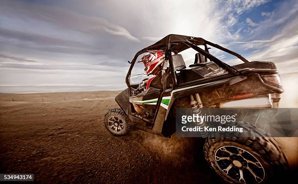 atv in desert - race car driver stockfoto's en -beelden