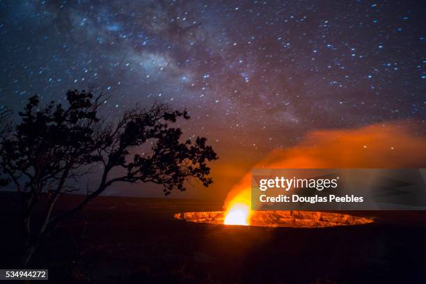 milky way, halemaumau crater, kilauea volcano, hvnp, hawaii volcanoes national park, the big island - hawaii volcanoes national park bildbanksfoton och bilder