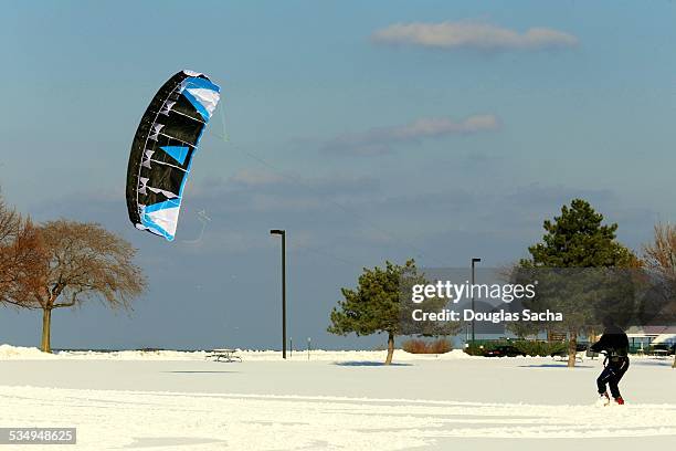 kite skiing - cuerda guy fotografías e imágenes de stock