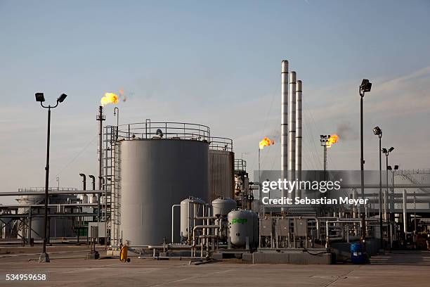 Iraq Refineries Iraqi Northern Oil Refinery Photos and Premium High Res Pictures ...