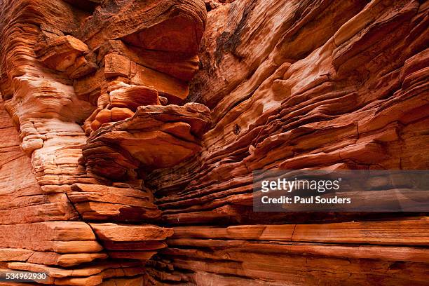 sandstone rock formation in kings canyon at watarrka national park - territorio del nord foto e immagini stock