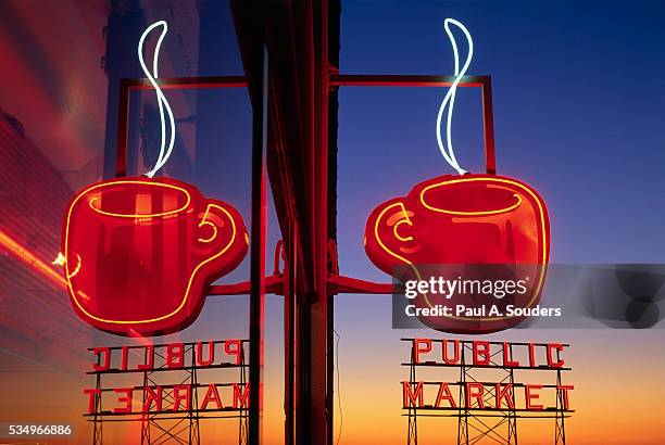 neon coffee sign at pike place market - pike place market sign stockfoto's en -beelden