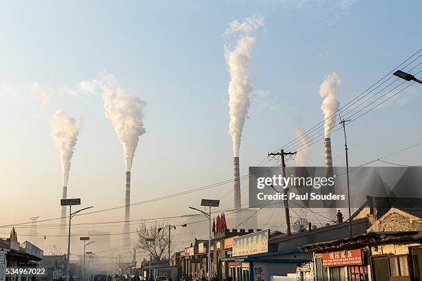 smoky neighborhood streets beneath power plant, datong, china - provinz shaanxi stock-fotos und bilder