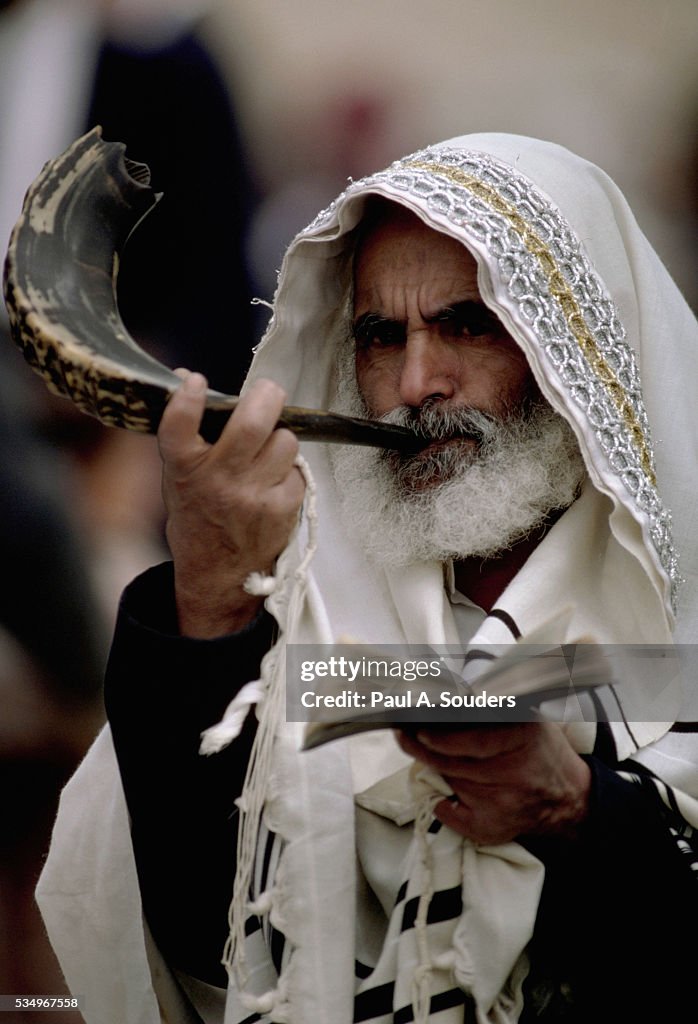 Shofi Rabbi Rabbi Blowing Shofar In Jerusalem High-Res Stock Photo - Getty Images