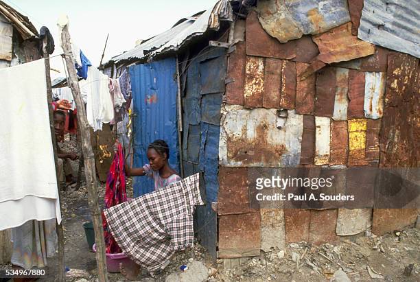 haitian woman hanging laundry - haiti poverty stock pictures, royalty-free photos & images