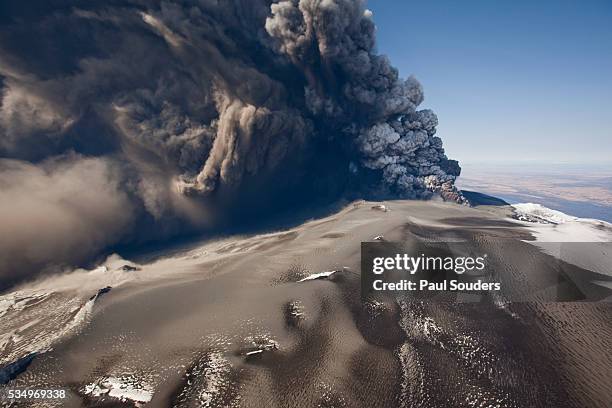 eyjafjallajokull volcano erupting in iceland - eyjafjallajokull glacier stock pictures, royalty-free photos & images