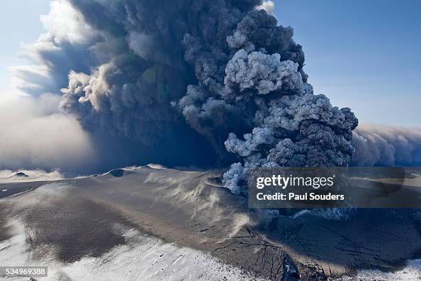 eyjafjallajokull volcano erupting in iceland - asche stock-fotos und bilder