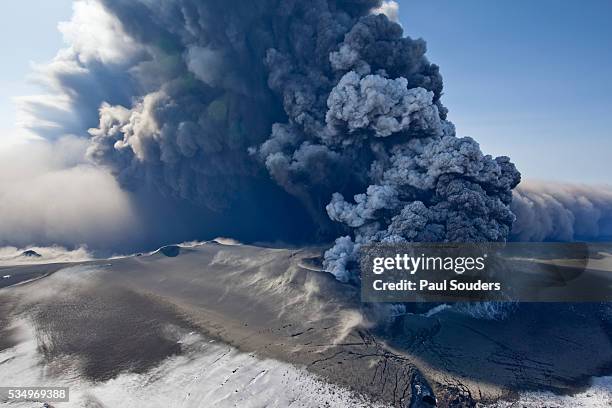 eyjafjallajokull volcano erupting in iceland - cinerea foto e immagini stock