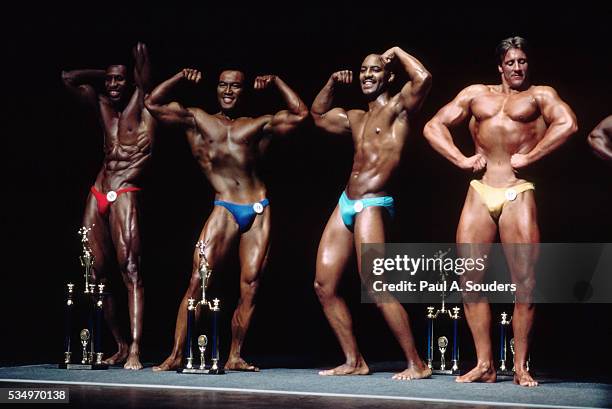 bodybuilders at championship competition - body building photos et images de collection