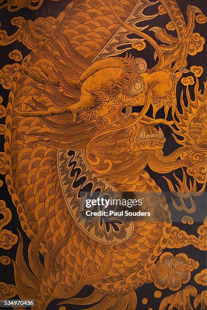 dragon painting at thiam hock keng temple - singapore thian hock keng temple photos et images de collection