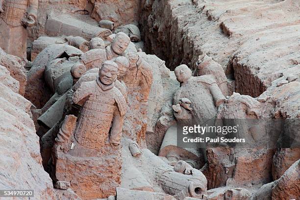 broken terracotta soldiers at qin shi huangdi tomb - qin shi huangdi fotografías e imágenes de stock