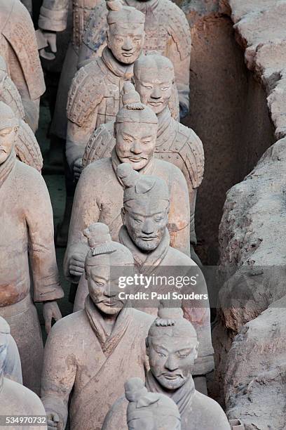 terracotta soldiers at qin shi huangdi tomb - qin shi huangdi fotografías e imágenes de stock