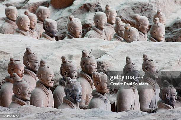 terracotta soldiers at qin shi huangdi tomb - qin shi huangdi fotografías e imágenes de stock