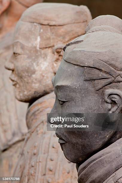 terracotta soldiers at qin shi huangdi tomb - qin shi huangdi fotografías e imágenes de stock