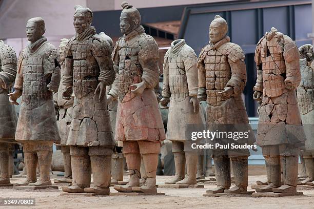repaired terracotta soldiers at qin shi huangdi tomb - qin shi huangdi stock-fotos und bilder