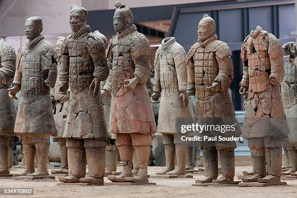 repaired terracotta soldiers at qin shi huangdi tomb - qin shi huangdi fotografías e imágenes de stock