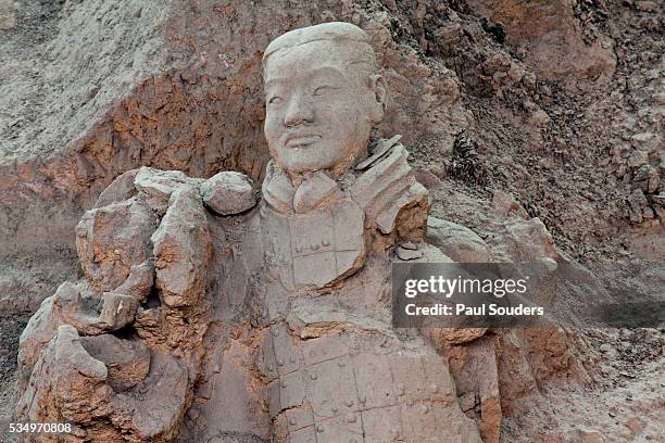 broken terracotta soldier at qin shi huangdi tomb - qin shi huangdi stock-fotos und bilder