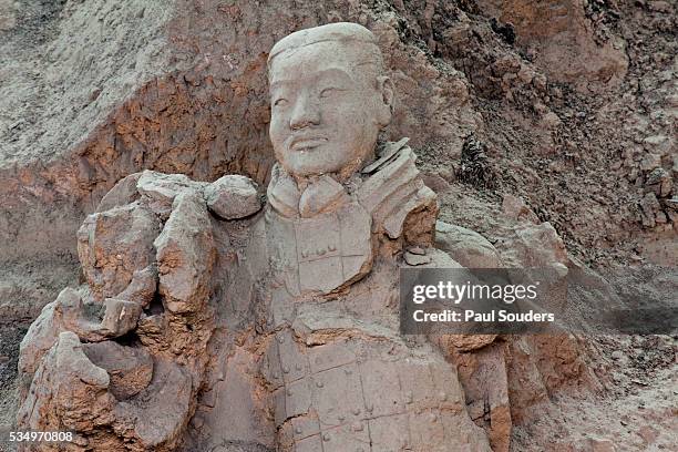 broken terracotta soldier at qin shi huangdi tomb - qin shi huangdi fotografías e imágenes de stock