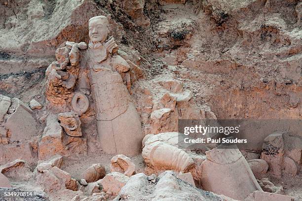 broken terracotta soldiers at qin shi huangdi tomb - qin shi huangdi fotografías e imágenes de stock