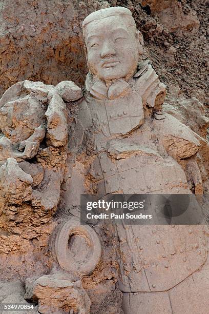 broken terracotta soldier at qin shi huangdi tomb - terracotta soldiers stock pictures, royalty-free photos & images
