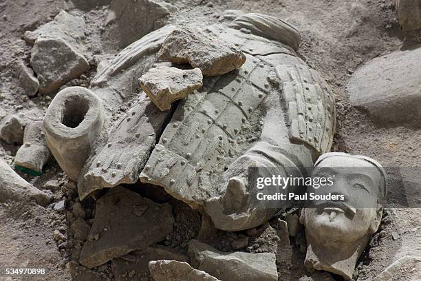 broken terracotta soldier at qin shi huangdi tomb - qin shi huangdi fotografías e imágenes de stock