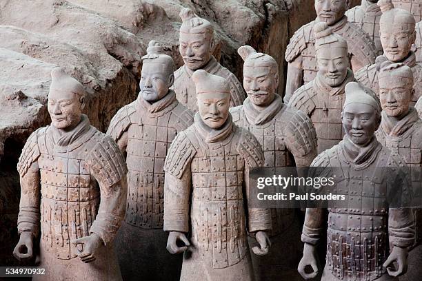 terracotta soldiers at qin shi huangdi tomb - qin shi huangdi stock-fotos und bilder