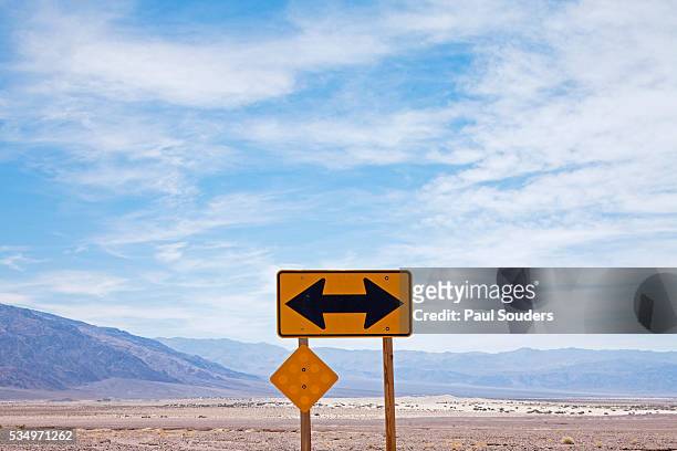 road warning sign in death valley national park - dead end stock-fotos und bilder