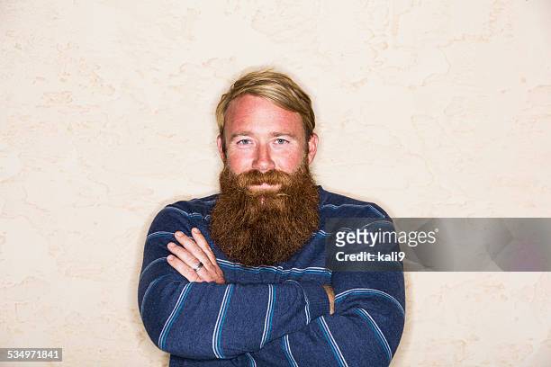 homem de idade mediana com uma longa barba - men bulge imagens e fotografias de stock
