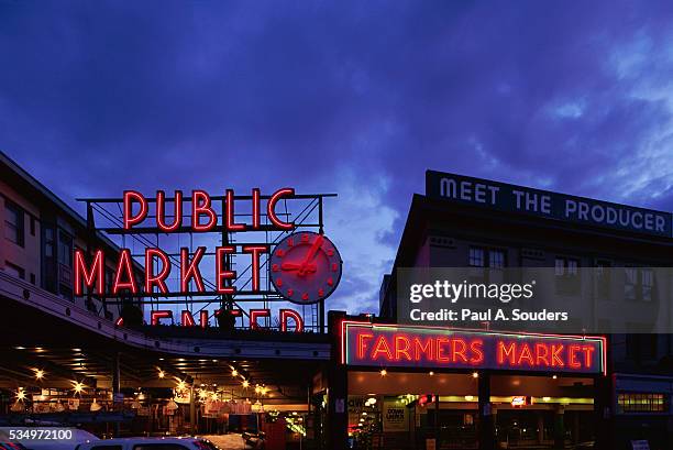 entrance to pike place market - pike place market sign stockfoto's en -beelden