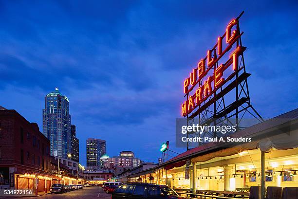 pike place market in the evening - pike place market sign stockfoto's en -beelden