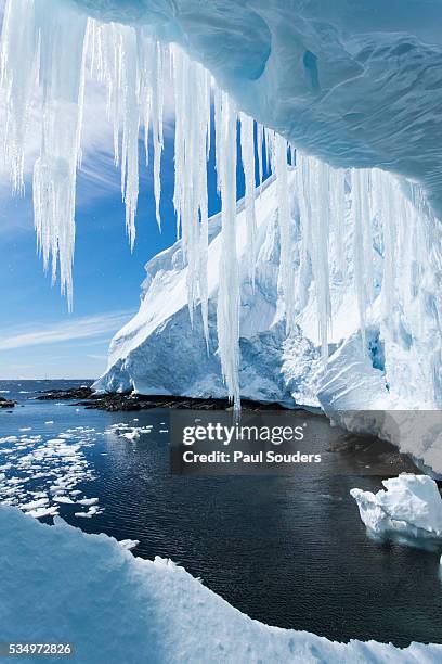 ice cave, gerlache strait, antarctica - détroit de gerlache photos et images de collection