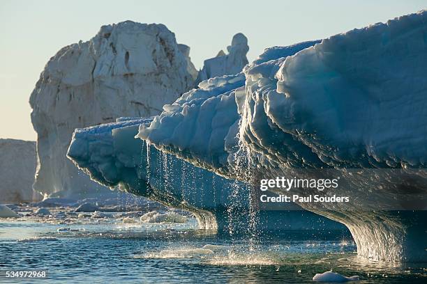 iceberg melting in disko bay in greenland - cambio climático fotografías e imágenes de stock