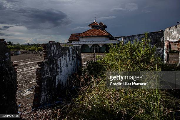 View of an abandoned house and mosque destroyed by mudflow on May 27, 2016 in Sidoarjo, East Java, Indonesia. On 29 May a mudflow eruption began in...