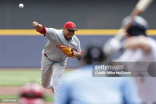 Alfredo Simon of the Cincinnati Reds pitches during the first inning against the Milwaukee Brewers at Miller Park on May 28, 2016 in Milwaukee,...