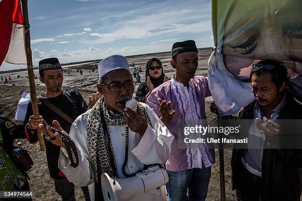 Survivors pray at mudflow areas to mark 10 years after indonesia's Sidoarjo mudflow on May 27, 2016 in Sidoarjo, East Java, Indonesia. On 29 May a...