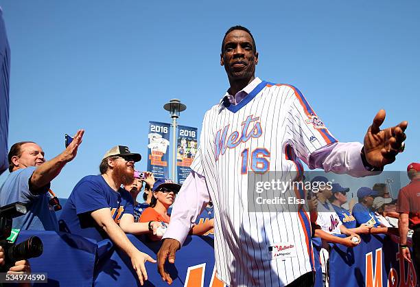 Dwight Gooden of the 1986 New York Mets greets fans on the red carpet before the game between the New York Mets and the Los Angeles Dodgers at Citi...