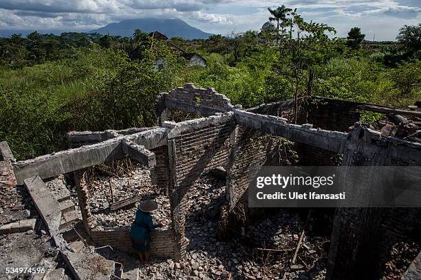 Woman works on the demolition site of a house on May 27, 2016 in Sidoarjo, East Java, Indonesia. On 29 May a mudflow eruption began in the Sidoarjo...