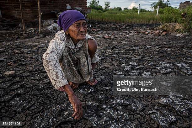 Saniaka , sits behind her house which is affected by mudflow on May 27, 2016 in Sidoarjo, East Java, Indonesia. On 29 May a mudflow eruption began in...