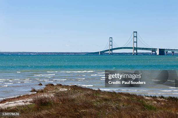 shoreline and mackinac bridge - pont mackinac photos et images de collection