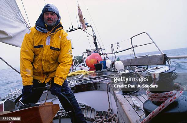 jurgen straub steering sailboat - sailor foto e immagini stock