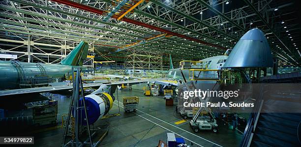 boeing 747 production line - aircraft assembly plant fotografías e imágenes de stock
