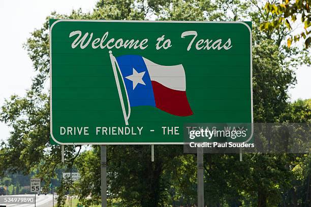 welcome to texas sign - texas state flag stock-fotos und bilder