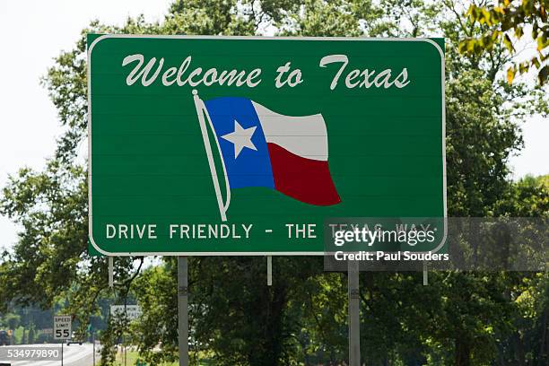 welcome to texas sign - texas fotografías e imágenes de stock